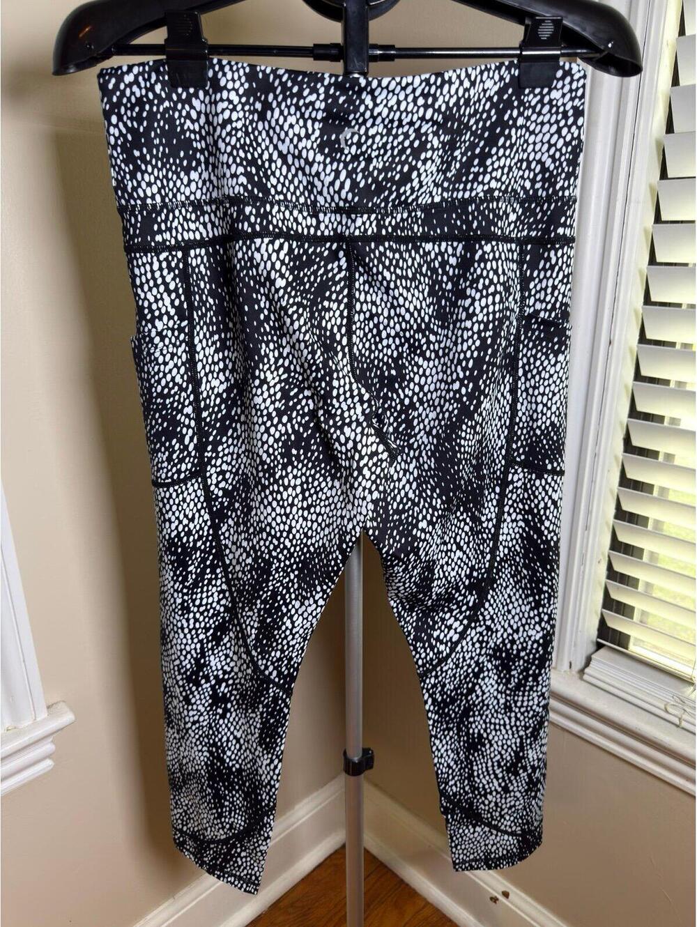 Zyia Active Black White Animal Print Capri Leggings Pockets Size 14-16 - Picture 3 of 5